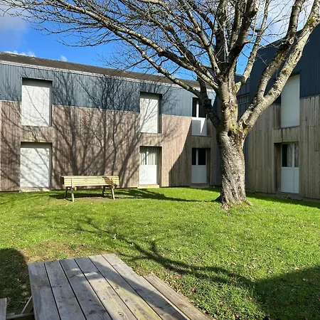Auberge de jeunesse Cref - *