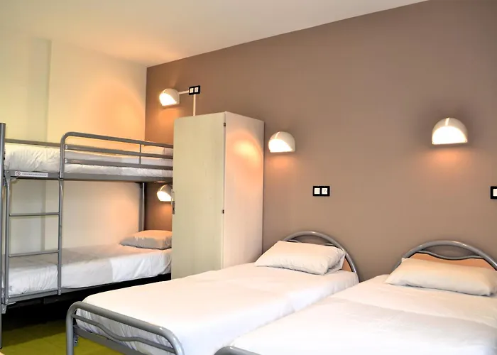 Auberge de jeunesse Cref - *